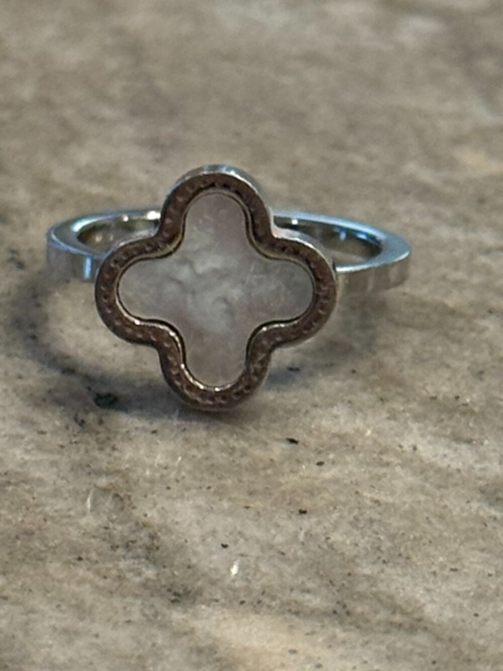 Mother of Pearl Four-Leaf Clover Ring Silver Tone. Size 5.5
